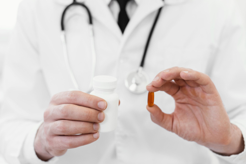 台灣健康食品小綠人標章與保健食品瓶，強調通過衛福部審查的健康食品